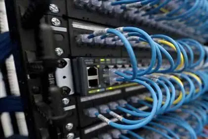حلّ مشكلة ضعف الواي فاي في فلل دبي: شبكات Mesh ونقاط الوصول والربط السلكي