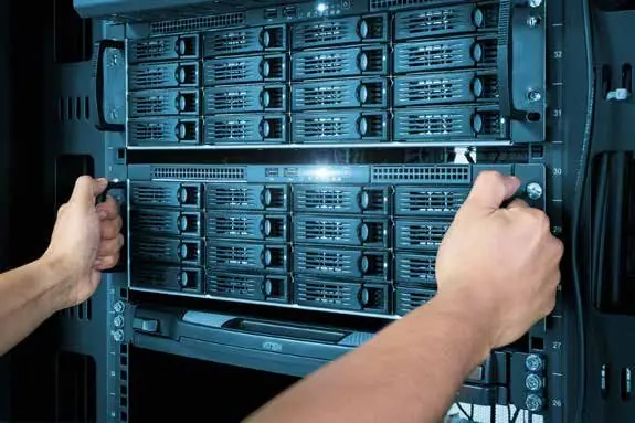 التمديدات الشبكية للمكاتب: Cat6 أم Cat6A أم الألياف الضوئية؟